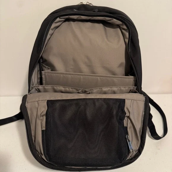 Victorinox Swiss Army Black Architecture 3.0 Zipper Laptop Backpack 31322301 - Picture 5 of 16